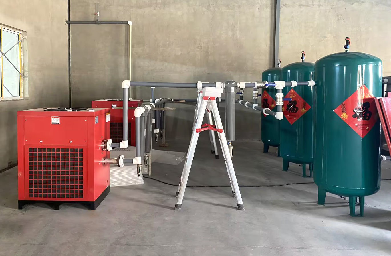 Kasus Peningkatan Peralatan di Industri Peternakan Hewan: Bagaimana Kompresor Udara Sekrup Double-Screw (90kW) Bantuan Perusahaan mencapai produksi yang efisien dan hemat energi?